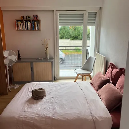 Δωμάτια σε οικογενειακή κατοικία Calme & Lumineuse Avec Balcon Cauderan Μπορντό